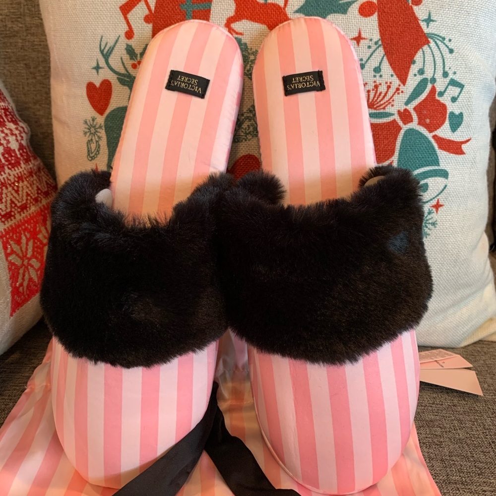 New VS silky-smooth slippers..size Large 9-10
